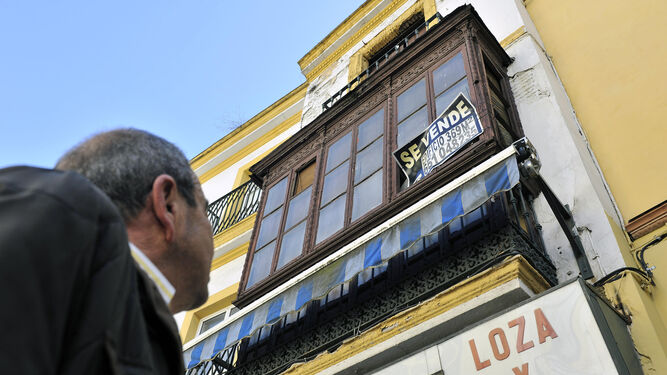 Una cartel anuncia la venta de una vivienda de segunda mano en el  centro de Sevilla.