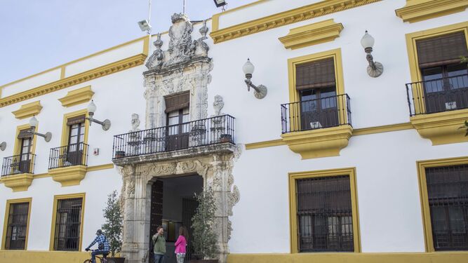 Fachada del Ayuntamiento de Utrera, antiguo palacio de Vistahermosa.