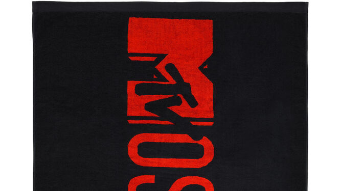 Toalla negra y roja de Moschino tv H&amp;M 39,99 EUR