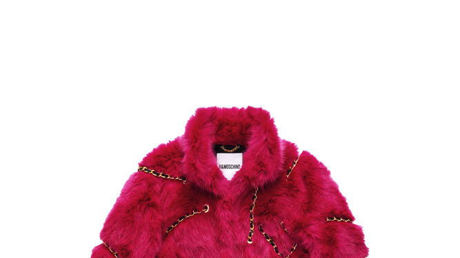 Abrigo de pelo rosa con apliques de cadenas de Moschino tv H&amp;M 199 EUR