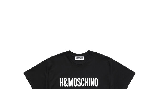 Camiseta negra b&aacute;sica con logo de Moschino tv H&amp;M 24,99 EUR