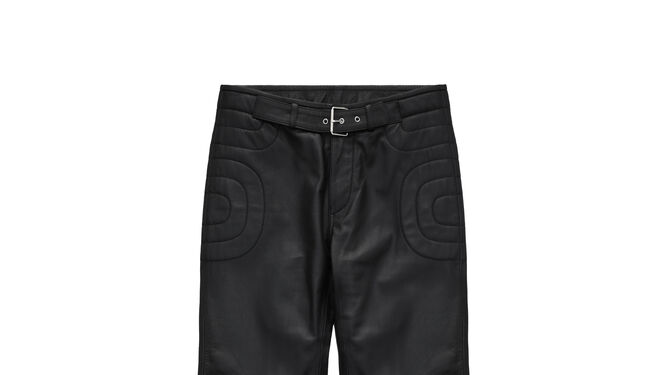 Pantalones de piel tipo biker con hebilla de Moschino tv H&amp;M 299 EUR
