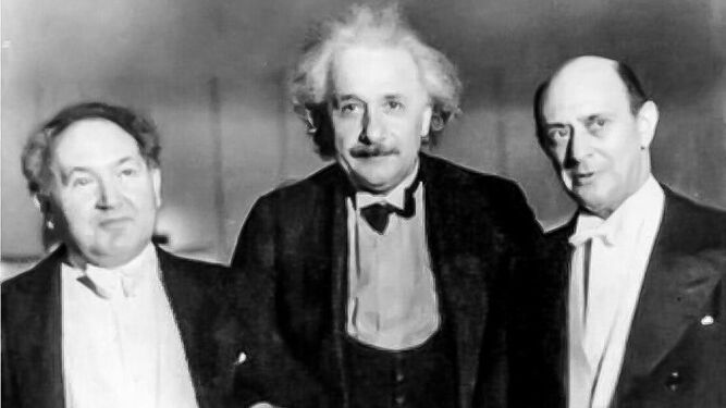 Leopold Godowski, Albert Einstein y Arnold Schoenberg en el Carnegie Hall de Nueva York (1934).