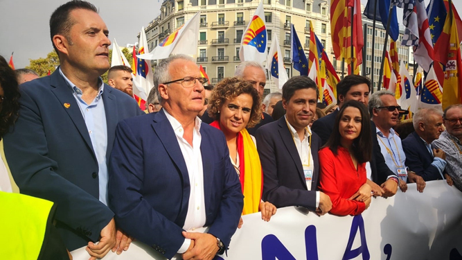 Dolors Montserrat e Inés Arrimadas, junto a otros dirigentes políticos, en la manifestación barcelonesa.