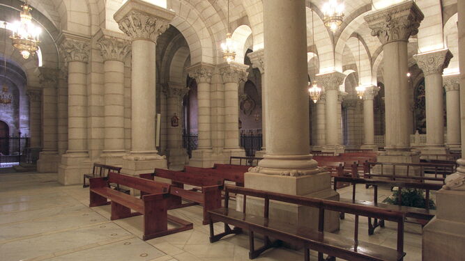 Vista general de las naves del interior de la cripta de estilo románico de la Catedral de la Almudena.