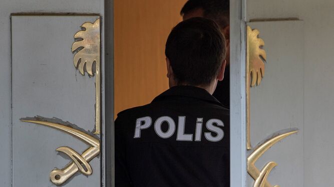 Policías turcos acceden al consulado saudí en Estambul.