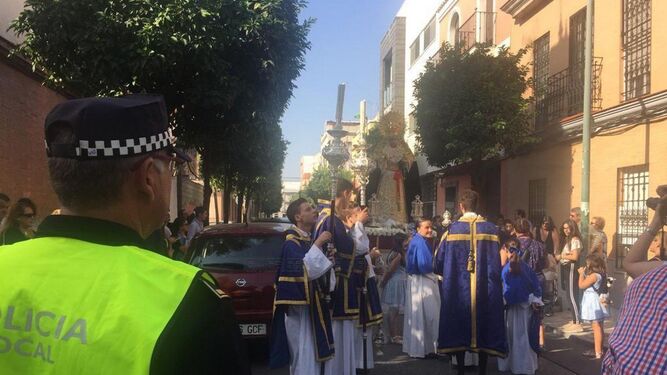 Agentes controlan la procesión del Rosario de la Aurora en San José Obrero el 7 de octubre.