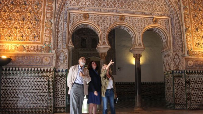 Bernardo Bueno, alcaide del Alcázar; Isabel Rodríguez, directora del palacio; y Rocío Campos, una de las restauradoras, contemplan el estado de las yeserías.