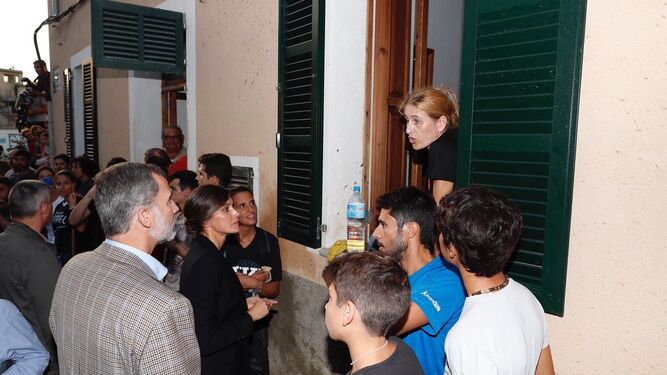 Los Reyes visitan a los afectados por las inundaciones en Mallorca.