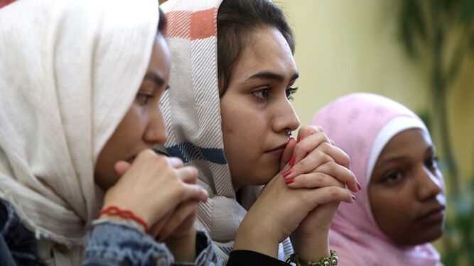Varias activistas visitan el centro de mujeres refugiadas en Atenas (Grecia).