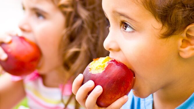 Es importante aficionar a los pequeños a comer fruta entre comidas.