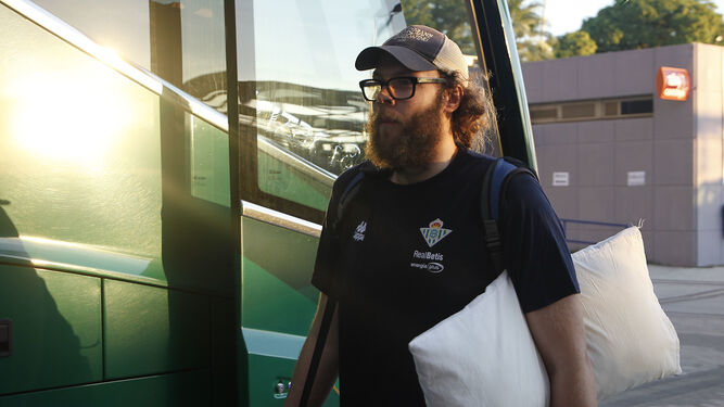 Matt Stainbrook, almohada en mano, se dispone a subir al autobús con destino Valladolid.