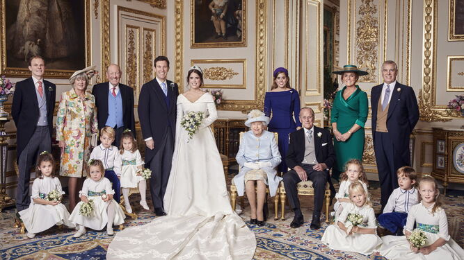 La familia al completo, incluida Isabel II, en una de las fotografías oficiales de la boda de Eugenia de York.