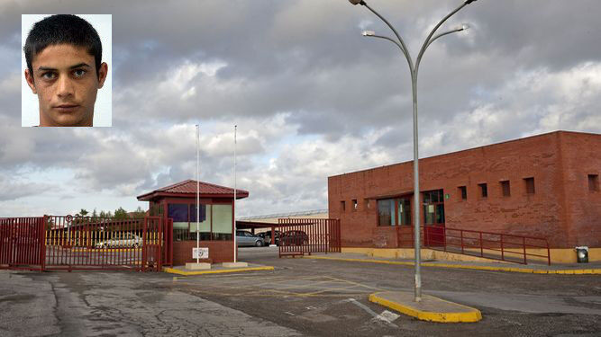 Entrada de la prisión de Sevilla I. En la parte superior izquierda, el preso que ha intentado fugarse, Emilio Ramírez Ramírez.
