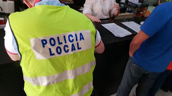 La Policía Local precintando el negocio