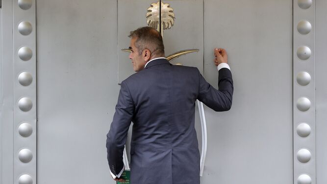 Un hombre espera a las puertas del consulado saudí en Estambul.