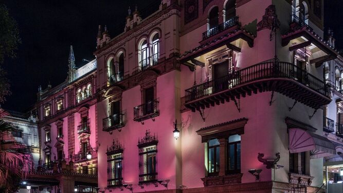 Fachada del Hotel Alfonso XII iluminada con el color rosa.