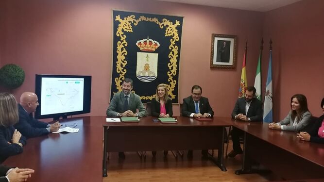 Firma del convenio de la nueva línea de autobuses entre Alcalá y la UPO.