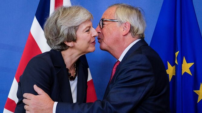 Juncker besa a May a su llegada a Bruselas.
