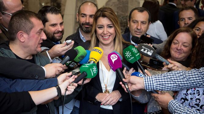 Susana Díaz atiende a los medios este jueves tras un acto en Málaga .