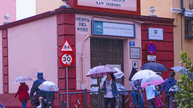 Viandantes se protegen de la lluvia en Sevilla.