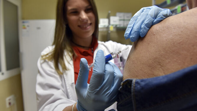 Una enfermera administra la vacuna a un paciente.