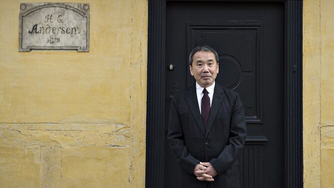 Haruki Murakami (Kioto, 1949), retratado en Odense (Dinamarca) en 2016 ante la casa de Hans Christian Andersen.