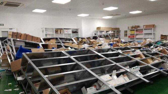 Las estanterías de Farmacia que se desplomaron ayer.