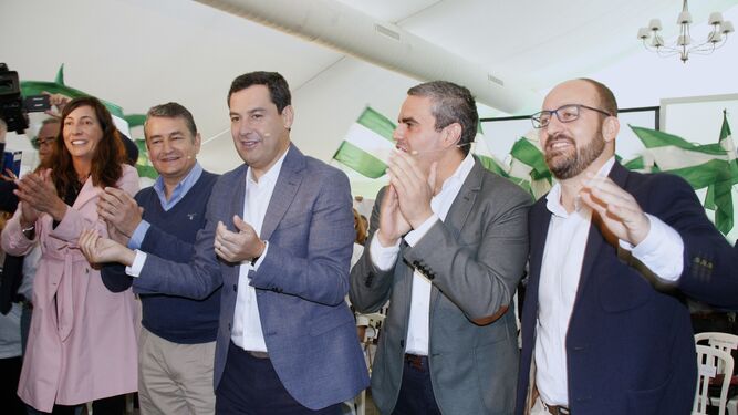Moreno acompañado de Loles López (candidata por Huelva), Sanz, Beardo y el candidato gaditano José Ortiz.