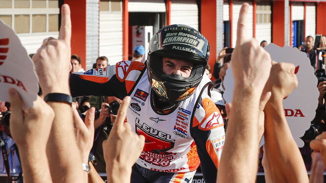 Márquez celebra su título