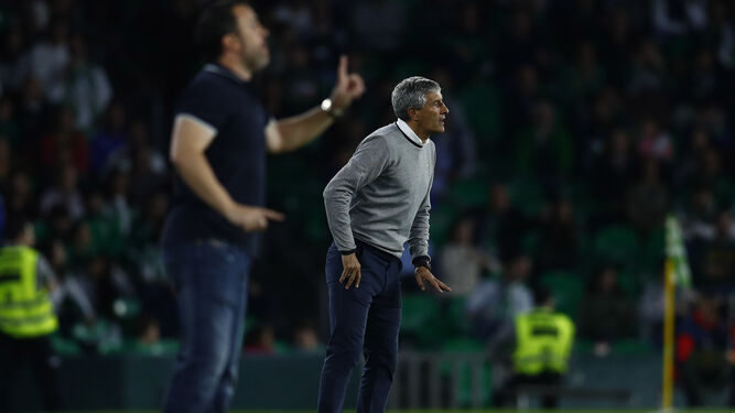 Quique Setién da instrucciones a sus jugadores como hace también el técnico del Valladolid, Sergio González.