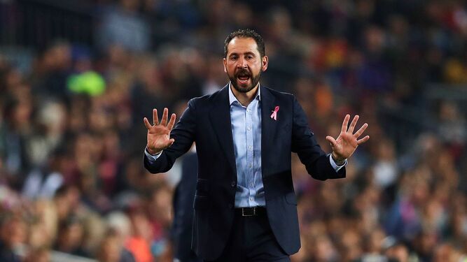 Pablo Machín realiza un gesto en la banda del Camp Nou.