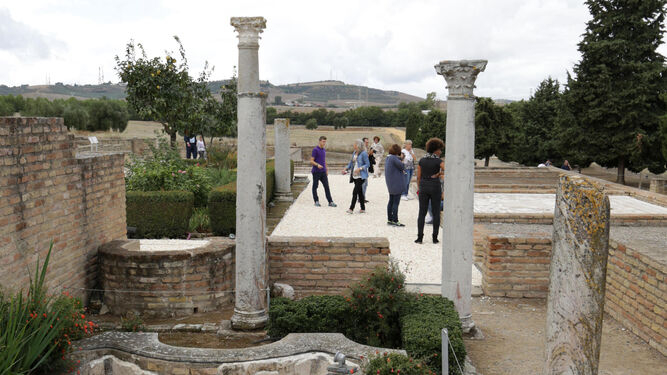 Visitantes en la ciudad romana de Santiponce, eje de las jornadas promovidas por la UIMP. D. S.