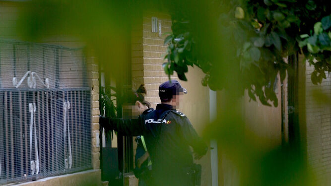 Agentes de la Policía Nacional a las puertas del edificio de Los Pajaritos donde ha aparecido el cadáver.