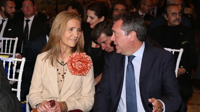 La infanta Elena y el alcalde Juan Espadas, en la entrega de los XV Premios Solidarios del Festival de las Naciones