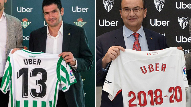 A la izquierda, el director general de negocio del Real Betis, Ramón Alarcón, posando con la camiseta del club. A la derecha, el presidente del Sevilla FC, Pepe Castro, posando con la camiseta del suyo.