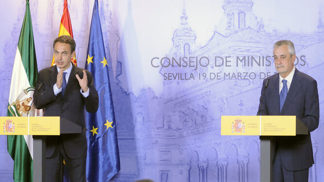 José Luis Rodríguez Zapatero comparece junto a José Antonio Griñán tras el Consejo de Ministros celebrado en Sevilla en 2010.