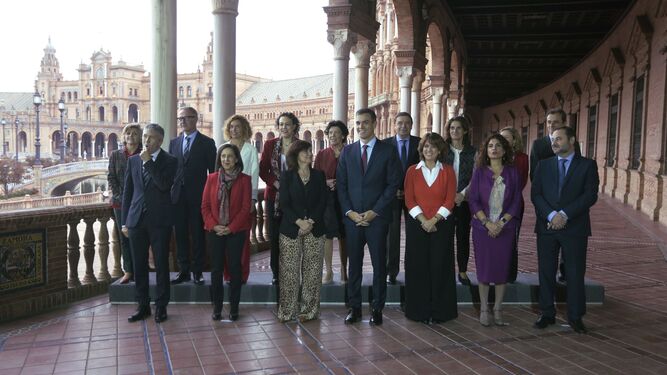 Foto de familia del Gobierno en la Plaza de España previa al Consejo de Ministros