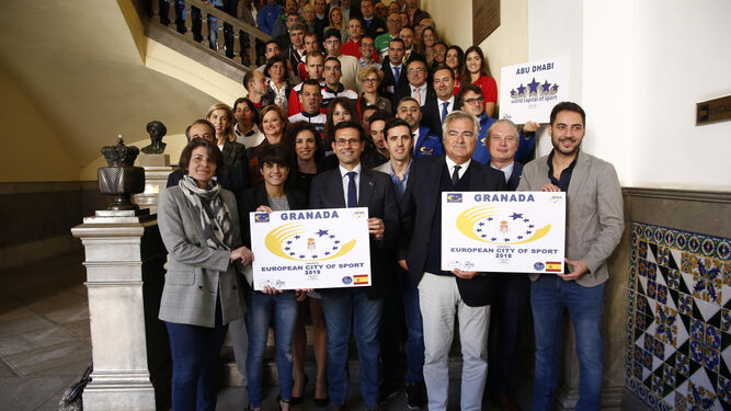 Foto de familia con deportistas, clubes e instituciones presidida por el logotipo de la candidatura.