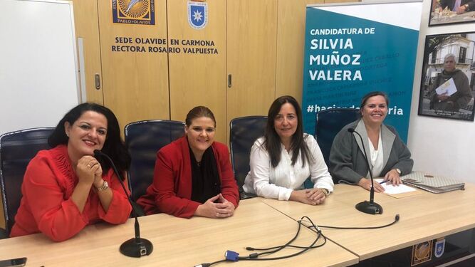 Silvia Muñoz, candidata a decana del Colegio de Abogados, con miembros de su candidatura