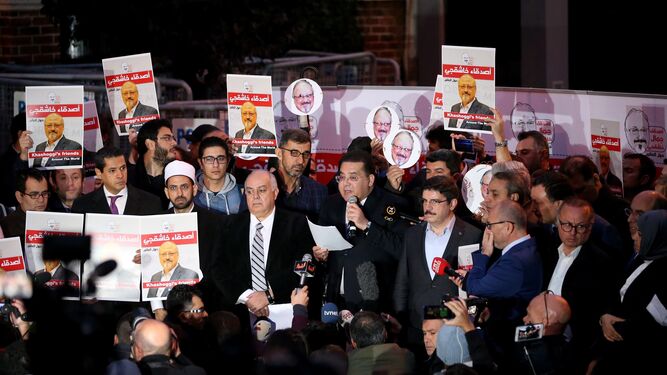 Proesta ante el consulado de Arabia Saudí en Estambul este jueves por el caso Khashoggi.