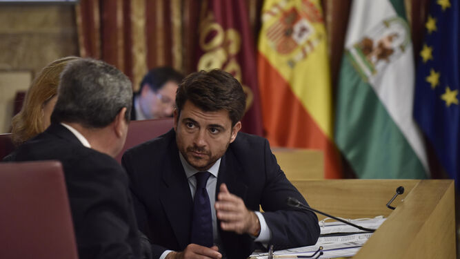 Beltrán Pérez habla con Ignacio Flores en el pleno municipal.