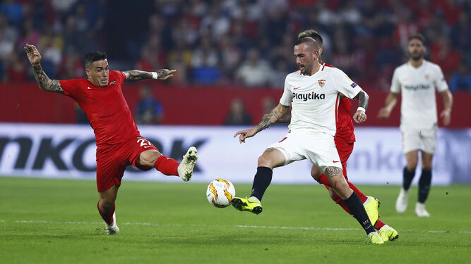 Aleix Vidal dribla a Josué durante un ataque del Sevilla.