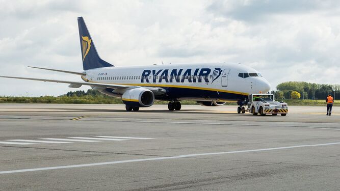 Un avión de Ryanair espera su vuelo en el aeropuerto.