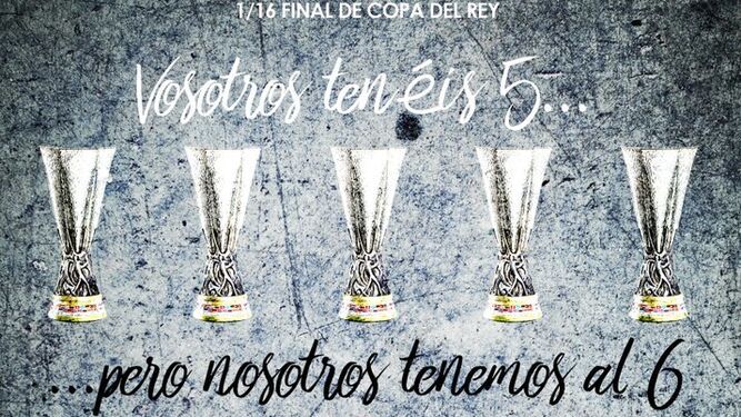 Los cinco trofeos de UEFA Europa League del Sevilla, en el cartel del Villanovense.