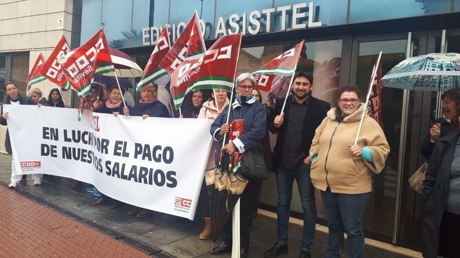 Protesta ante la sede de Asisttel en demanda del pago de las nóminas pendientes y contra la precarización.