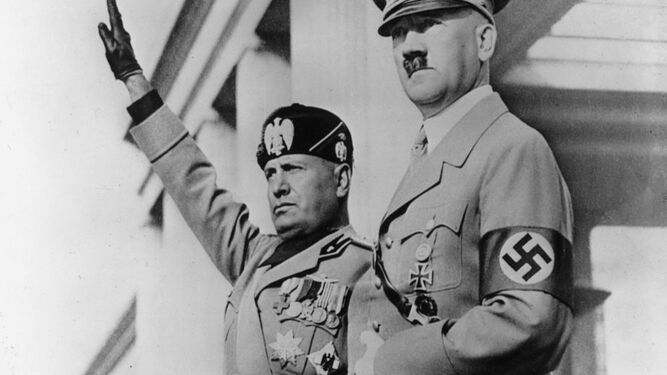Los dictadores Benito Mussolini y Adolf Hitler, en un encuentro en 1942.