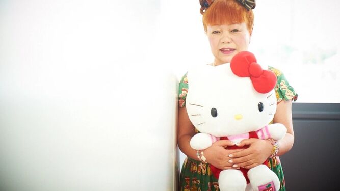 Yuko Yamaguchi junto a su diseño internacionalmente conocido como Hello Kitty.