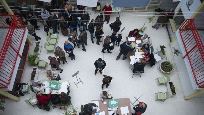 Ciudadanos hacen cola para votar en las pasadas elecciones de 2015.