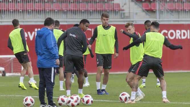 Los jugadores del Sevilla, durante un ejercicio de entrenamiento.